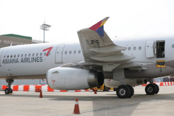 “비행기 폭발한다”...아시아나 여객기 비상문 연 30대男 구속기소
