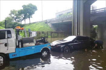 '역대급 폭우' 2만대 車 침수, 올해는…주말 장마철 돌입
