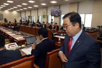 국회 과방위, 與 없이 또 '파행'…野 "장제원, 고의로 직무 회피"