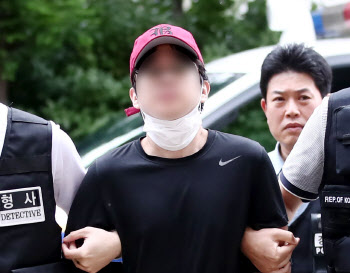 여객기 비상문 열려던 10대…필로폰 투약 상태였다