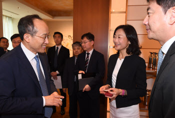 추경호 "엔화 표시 외평채 첫 발행…투자자들과 면담 정례화"