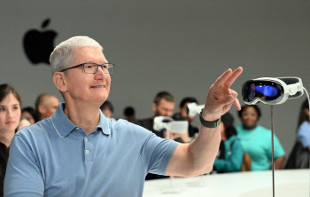 '아이폰 이후 최대 관심' 애플 비전프로, 생산 "대폭 축소"