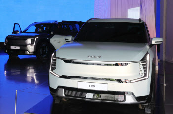 기아, 전기차 판매 반등을 이끌 EV9…목표가 13만원-신영