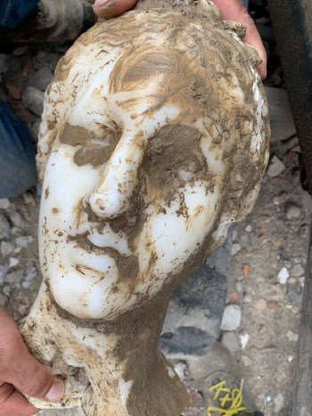 비너스 얼굴 추정 조각상, 로마서 공사 중 발견