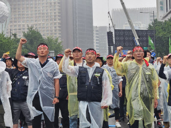 건설노조, 서울 도심 총파업…장맛비 속 행진에 일대 통행 마비