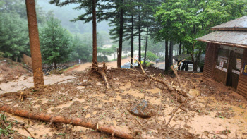 논산 납골당서 산사태, 일가족 4명 매몰…노부부 숨져