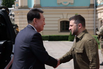 尹대통령 “우크라이나에 더 큰 규모로 군수물자 지원”