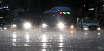 폭우 속 전기차 운행&충전, 괜찮을까요?