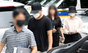 'SG증권발' 주가폭락 라덕연 회사 직원 3명 구속…1명은 기각