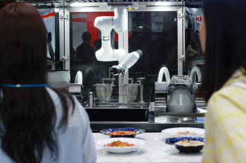 서울 학교 급식실에 전국 최초로 급식로봇 도입