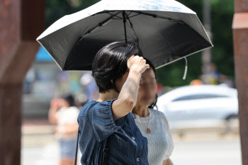 장맛비 가시자 폭염주의보…낮 최고 33도 무더위