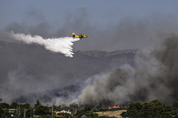 “사흘째 산불 계속”…EU, 그리스에 '물폭격기' 4대 파견