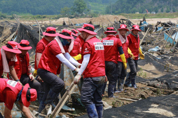 덕신하우징 희망봉사단, 충북 괴산 농가에 수해 복구 봉사