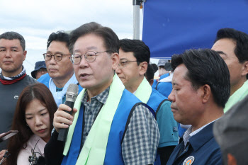 수해 봉사 나선 이재명 "신속 추경 필요" 강조