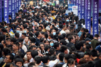 “중국 젊은이들 절반이 그냥 쉰다”…갈수록 좁아지는 취업문