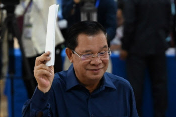 '38년 독재' 캄보디아 훈 센, 아들에게 총리직 물려준다
