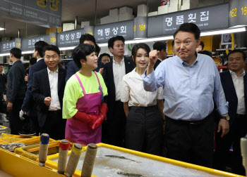 부산 자갈치시장 찾은 尹 "현명한 국민, 오염수 괴담 흔들리지 않아"