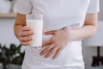 우유 마시면 배가 ‘부글부글’...유당불내증이라면 ‘이 약’ 주의