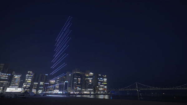 부산 광안리 밤하늘 밝힌 ‘갤Z플립5·폴드5’(영상)