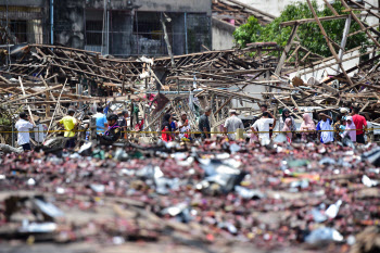 폭죽 1톤 불법 보관한 창고 폭발, 태국서 130여명 사상자 발생