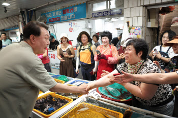 거제 전통시장 상인 만난 尹 “먹고사는 문제 잘 챙기겠다”