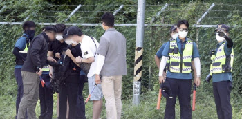 “좀 볼 수 있냐” 홍대 거리서 10cm 흉기 발견…불심검문 사례 보니