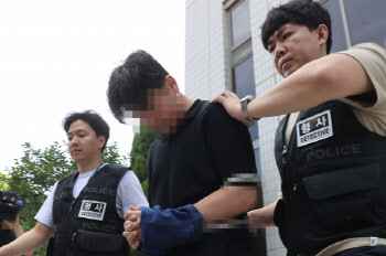 늦은 귀가 혼냈다고 母 흉기로 찌른 대학생 구속 송치…"죄송하다"