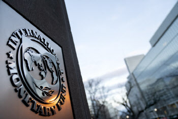 IMF “중앙은행, 장기간 높은 금리 유지 가능성…금융안정 리스크 커”