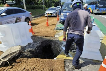 “버스 땅 아래로…대형사고 날 뻔” 제주 공항 앞 1.2m 싱크홀에 ‘철렁’