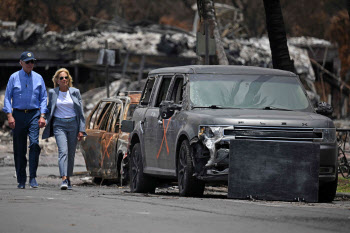 "상상할 수 없는 비극"…화마 휩쓴 하와이 찾은 바이든