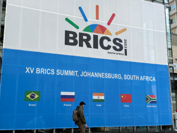 '브릭스' 정상회의 남아공서 개막…"40여개국 가입 관심"