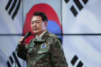 한미연합사 전시지휘소 찾은 尹 "北핵·미사일, 가장 심대한 위협"