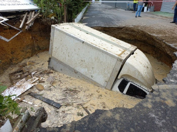 파주 신촌동 깊이 4m 싱크홀 발생…1톤 트럭이 ‘풍덩’