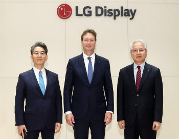 車에 진심인 LG…권봉석·정호영, 벤츠와 車디스플레이 협업 논의