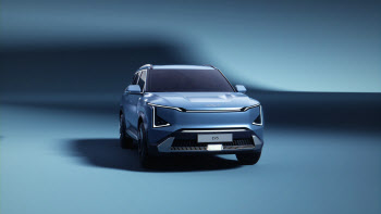 기아, 中서 EV5 디자인 세계 최초 공개..“전기차로 재도약 노린다”