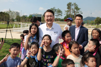 尹대통령 부부, 용산어린이정원에 '깜짝 방문' 이유는