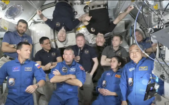 스페이스X 우주선 '크루 드래건', ISS 도킹 성공