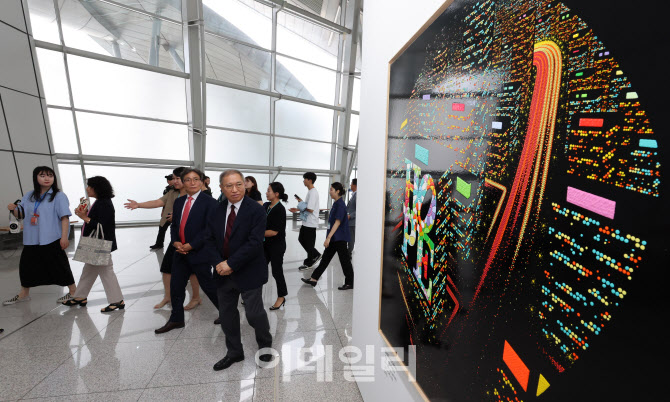 [포토]한국국제아트페어 인천공항 특별전 둘러보는 이학재 사장과 내빈들