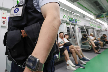 잇딴 지하철 범죄에도 속수무책 지하철보안관…"사법권 부여해야"