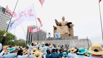 세종대왕 동상 기습시위·경찰 폭행한 건설노조 조합원들, 구속 기소