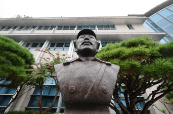 육사 홍범도 흉상 철거…민주당 "역사 쿠데타"