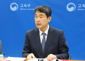 이주호 교육장관 “교사들, 학교 지켜달라” 호소