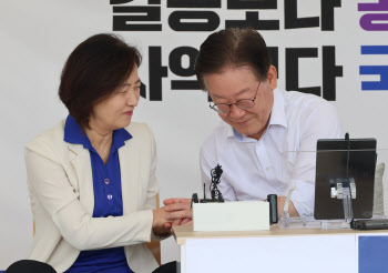 `단식` 중인 이재명 찾은 추미애 "무도한 세력에 힘 합쳐 돌파해야"