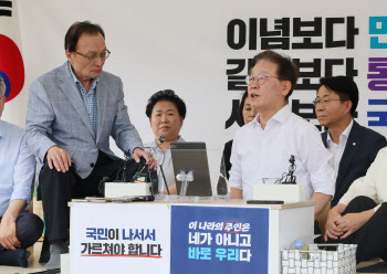 이재명 단식천막 찾은 이해찬 "尹의 헌법 파괴, 이대로면 파시즘 된다"