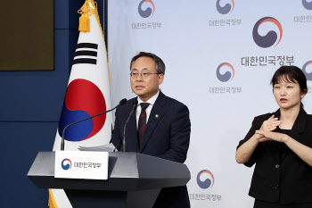 정부, '尹 퇴진' 행사 후원한 민주화사업회 국고사업 재검토...임원 해임