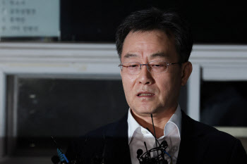 석방된 김만배 '허위 인터뷰' 부인…"尹, 그런 위치 아니었다"
