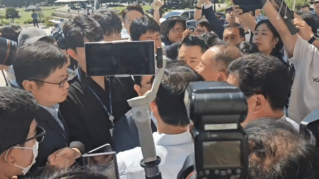 (영상)이재명 찾은 태영호 "막말 의원 출당시켜라"…민주당 "무뢰배, 사과하라"