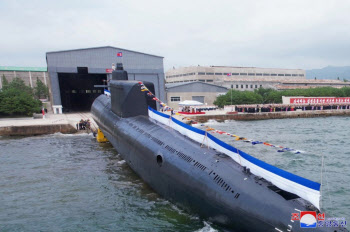 北, 첫 전술핵공격잠수함 공개…김정은 "핵추진잠수함도 개발 추진"
