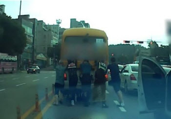 출근길 도로 막은 고장난 버스…경찰 밀어도 소용없자 시민들은