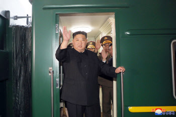 녹색 전용열차 타고 러시아로 출발한 김정은, 푸틴 언제 만나나